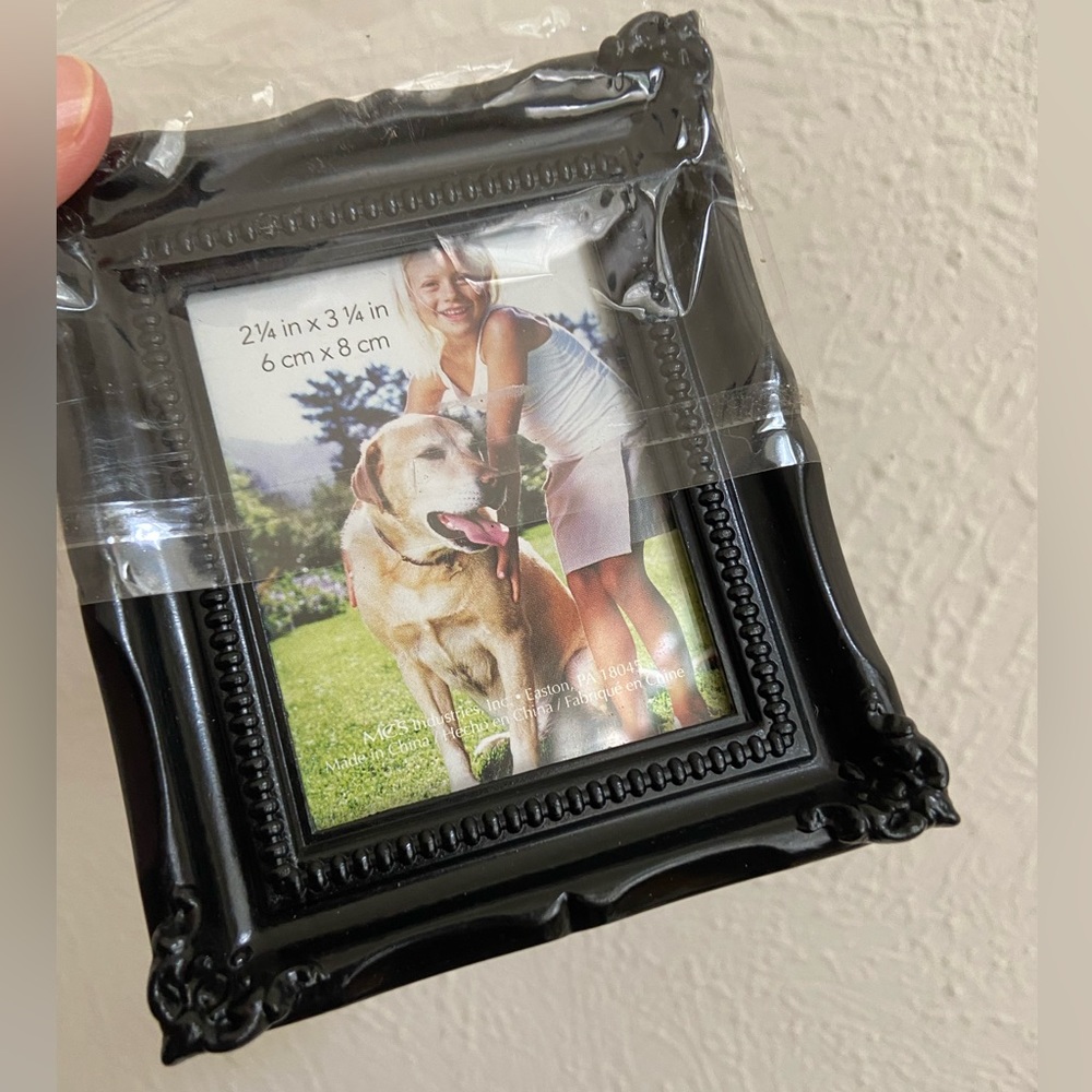 New small decorative magnetic black ornate frame 2 1/4 x 3 1/4 in - Picture 4 of 14